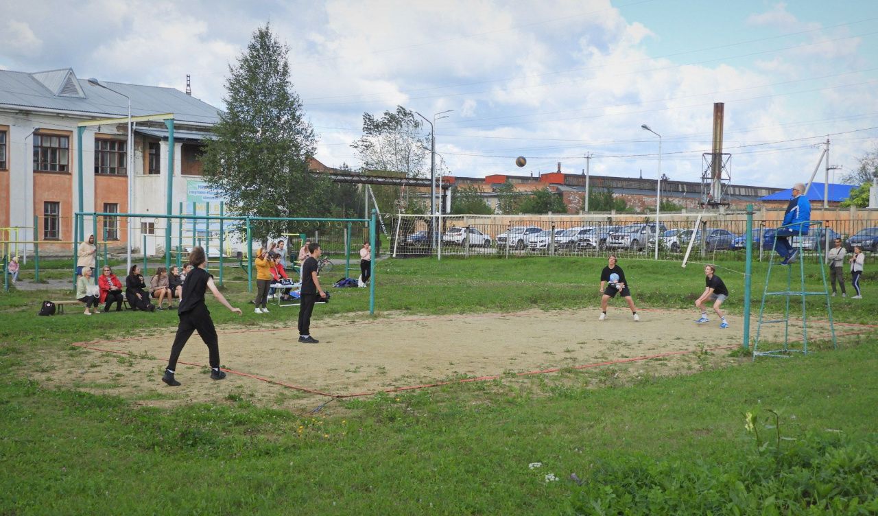 В Карпинске прошел турнир по пляжному волейболу