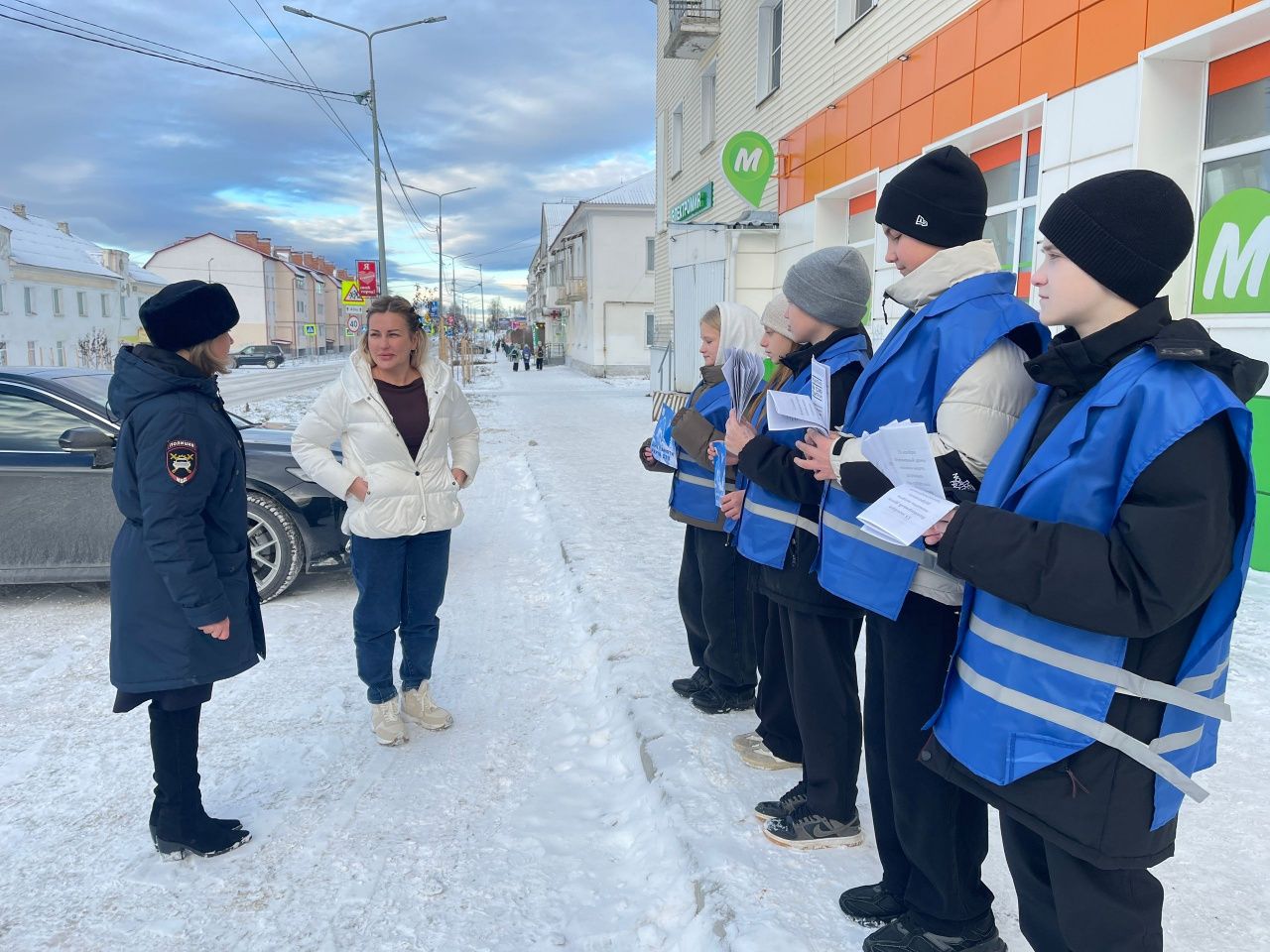 В День памяти жертв ДТП школьники напомнили водителям о безопасности на дорогах