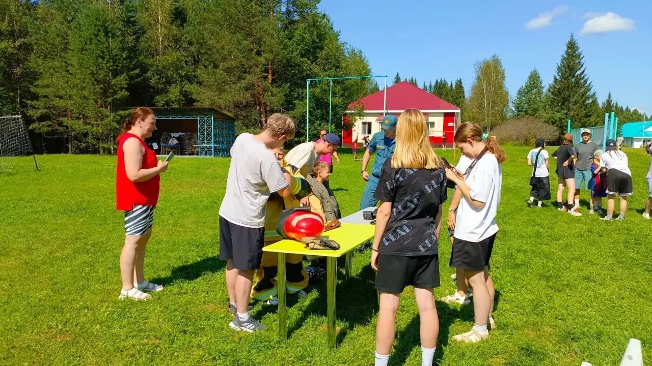 Карпинские пожарные провели для отдыхающих в «Светлячке» тематическую эстафету