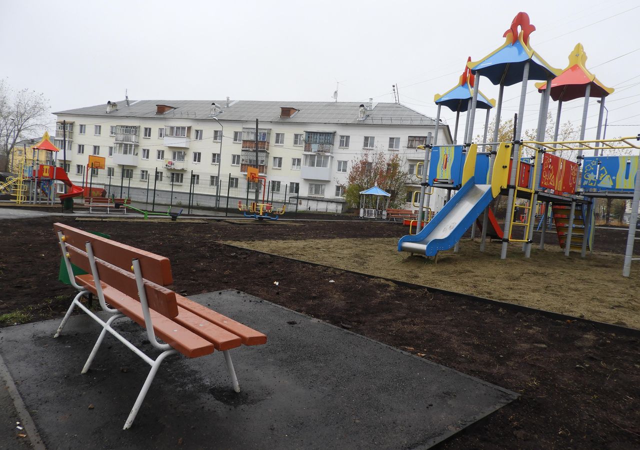 В Карпинске благоустроили детскую площадку. Мэр доволен