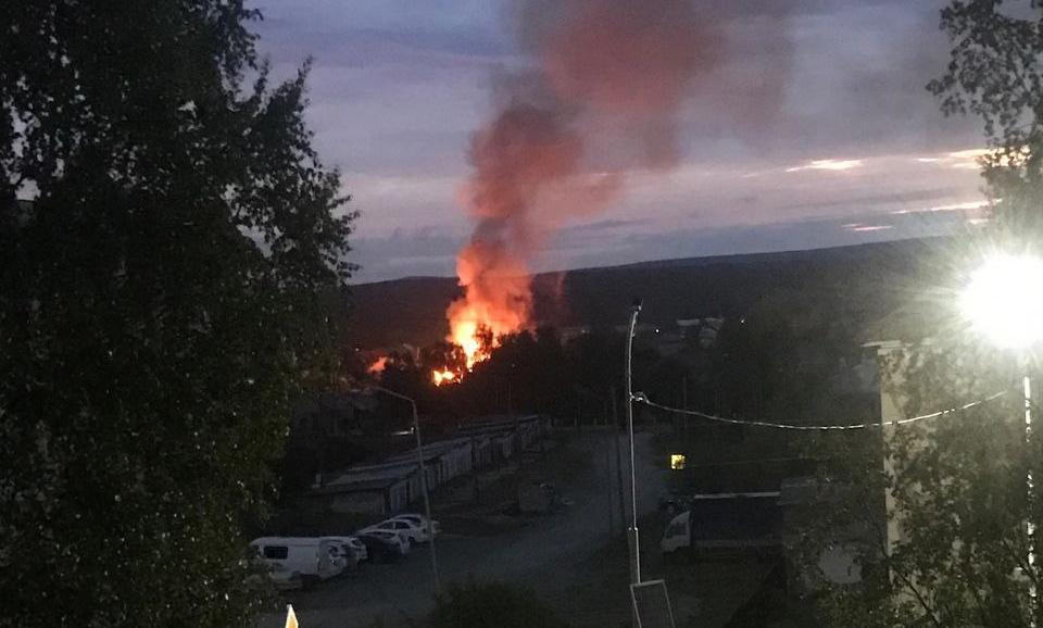 Этой ночью в Карпинске был большой пожар: горел частный дом и другие постройки