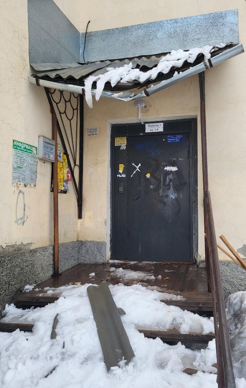 В Карпинске упавший с крыши снег снова проломил козырек подъезда
