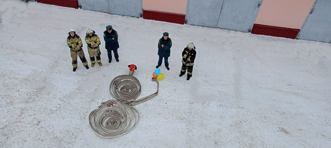 Карпинские пожарные вновь креативно поздравили женщин с грядущим праздником