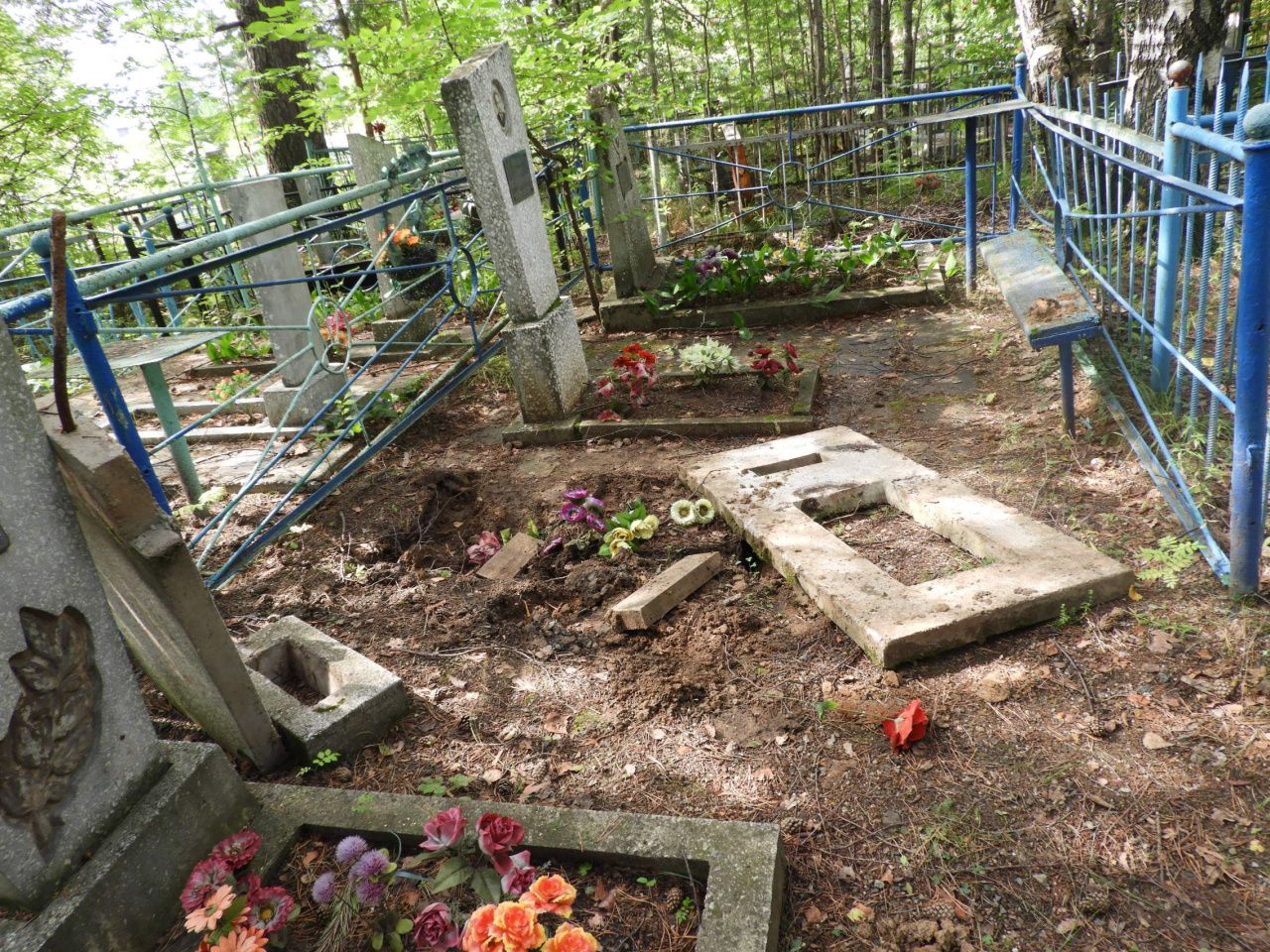 На городском кладбище нелюди разворотили надгробия в поисках металла