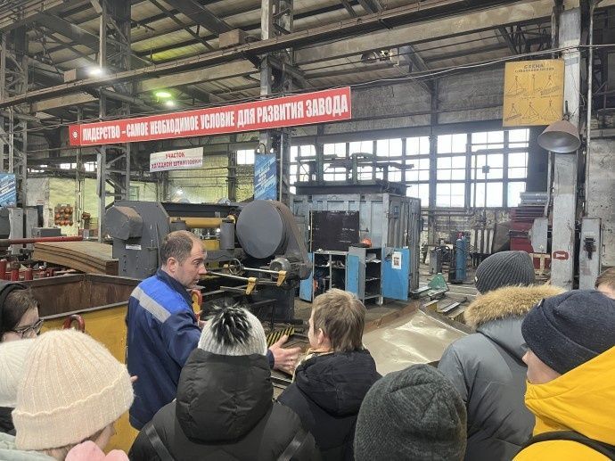 Девятиклассники из школы №5 съездили на экскурсию в Волчанский механический завод