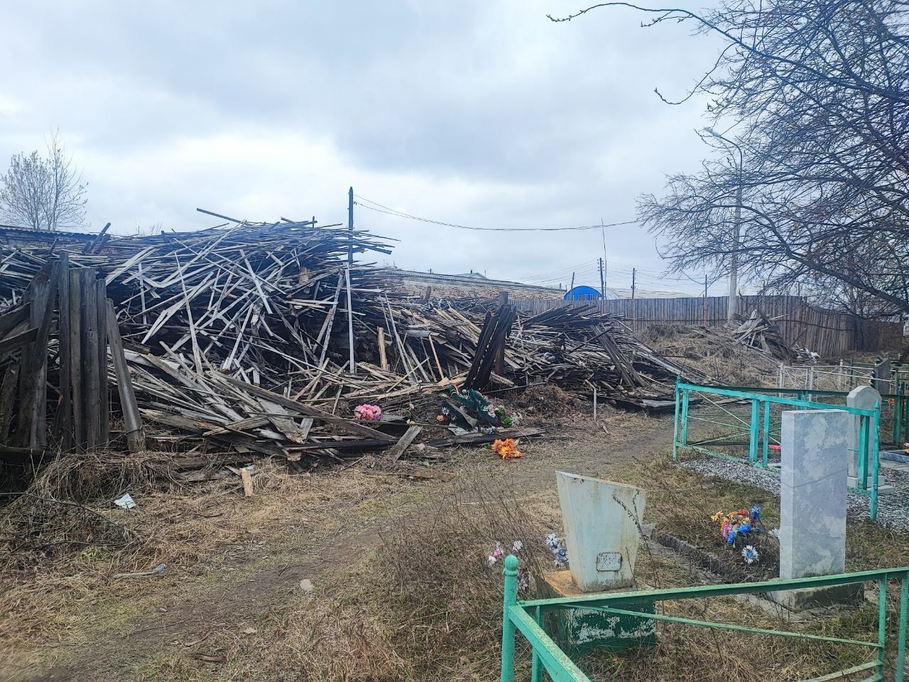 Горожане хотят обратить внимание властей на складирование отходов с пилорамы у городского кладбища