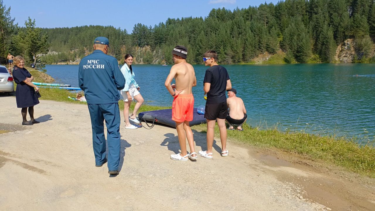Карпинские пожарные проводят рейды в частном секторе, садах и на карьере