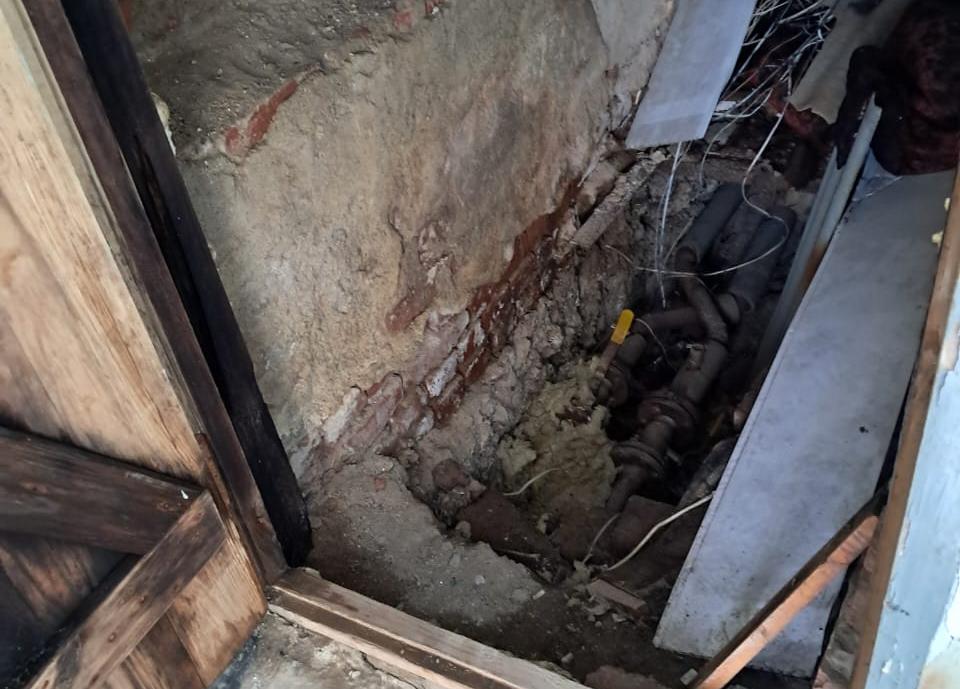 Жильцы дома по Луначарского жалуются на повышенную влажность из-за неисправности на теплосети