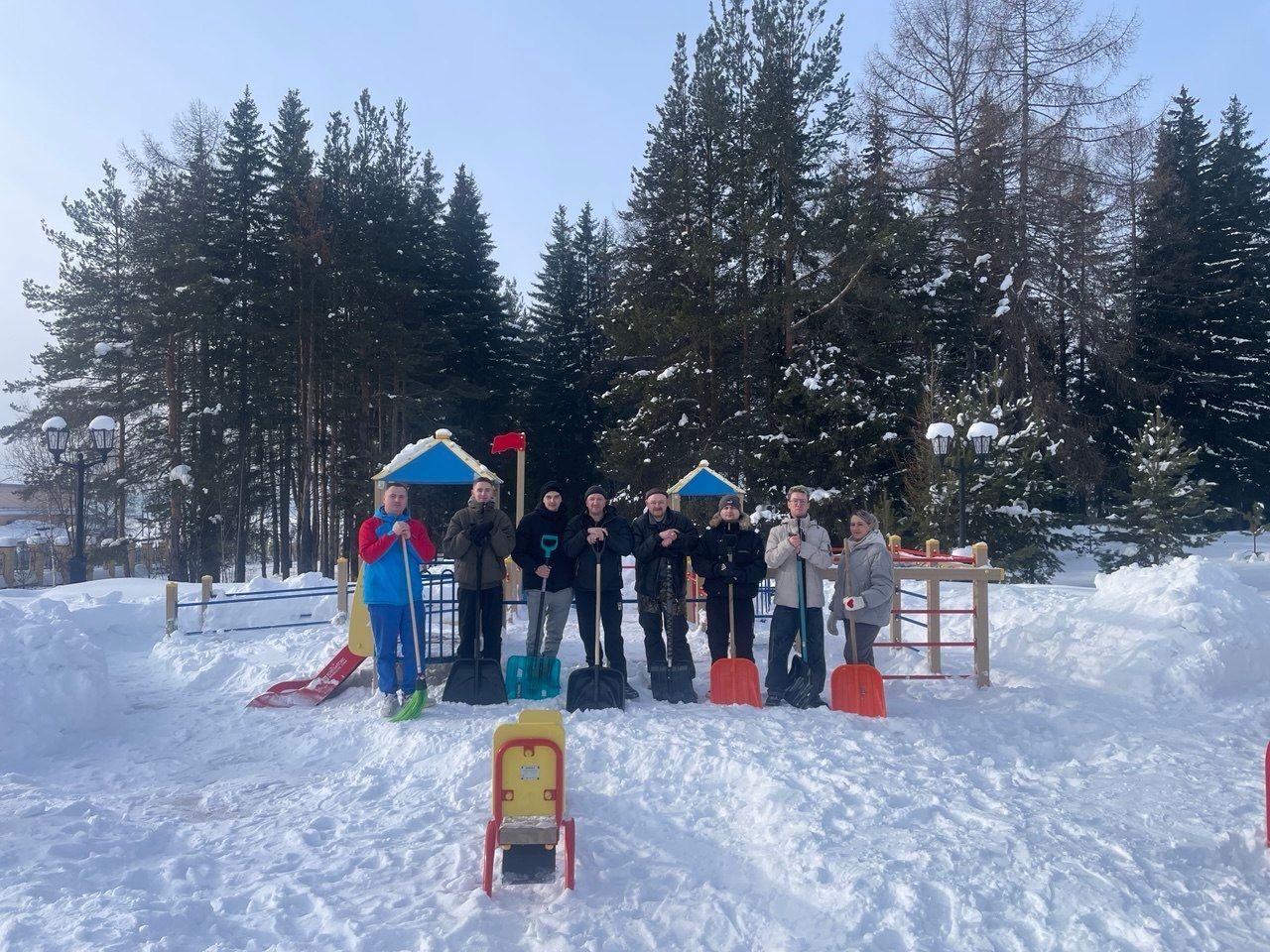 В Карпинске неравнодушные папы собрались и расчистили детскую площадку в парке ДКУ