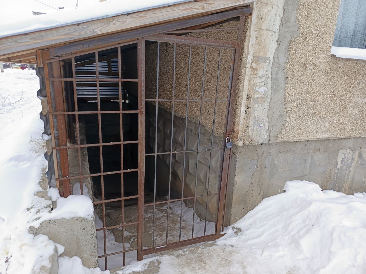 В доме по Луначарского закрыли доступ в подвал, который топит фекалиями