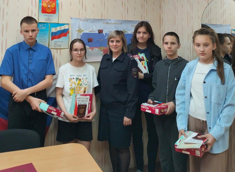 Карпинским подросткам торжественно вручили паспорта и Конституцию