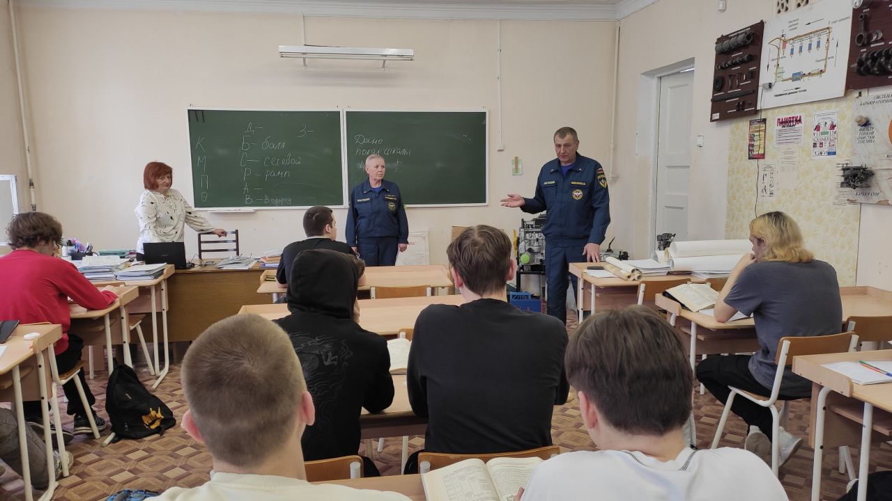 Пожарные провели уроки безопасности для школьников и студентов