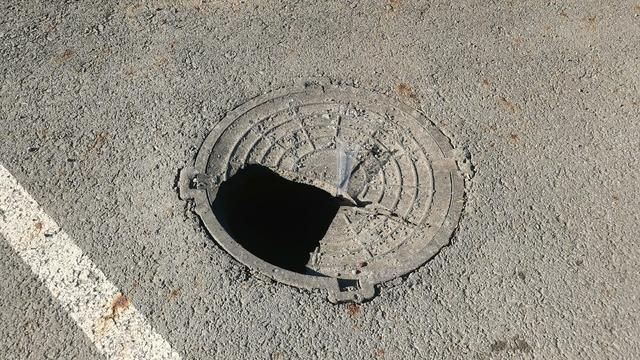 Горожане указывают на сломанный канализационный люк в районе парка ДКУ