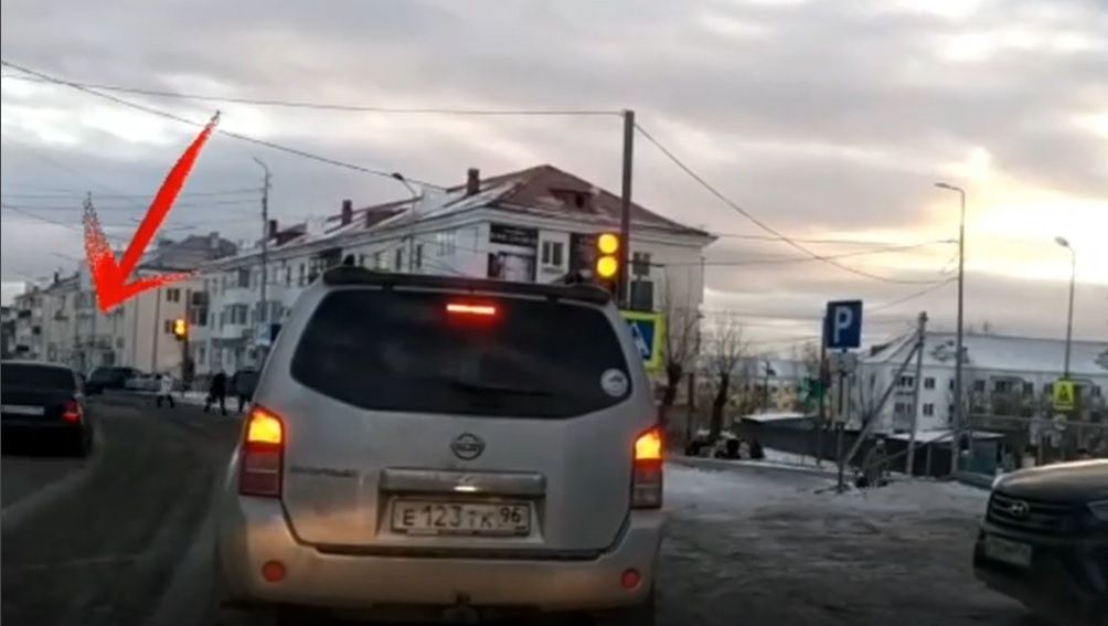 По встречке на "красный". В Карпинске молодой водитель чуть не устроил ДТП