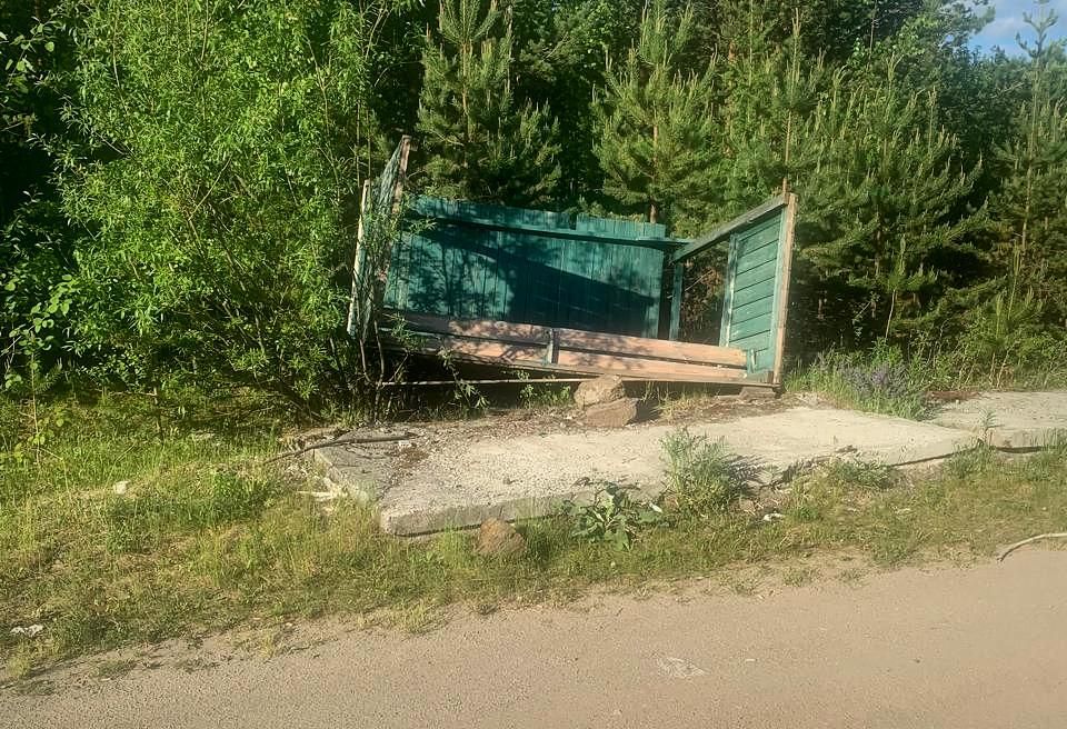 Возле садов 154-го квартала уже месяц валяется перевернутая автобусная остановка