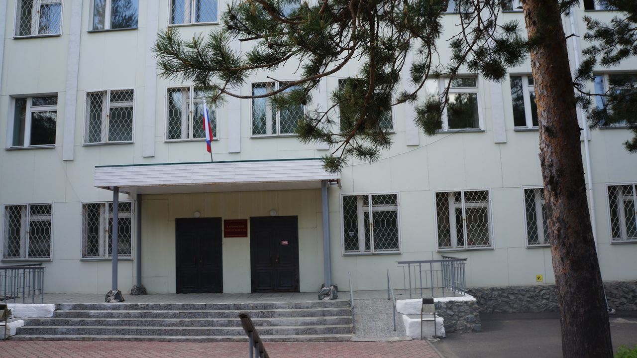В Карпинске осудили четырех преступников, которые напивались и обворовывали квартиры