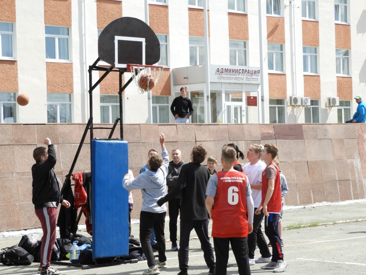В Карпинске прошли соревнования по уличному баскетболу. Наши девушки стали лучшими