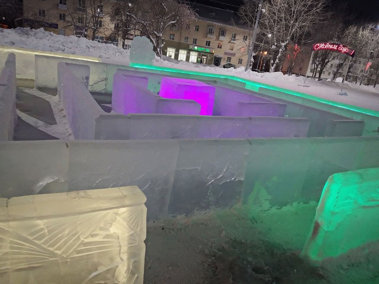 В новогоднем городке сломали ледовый лабиринт