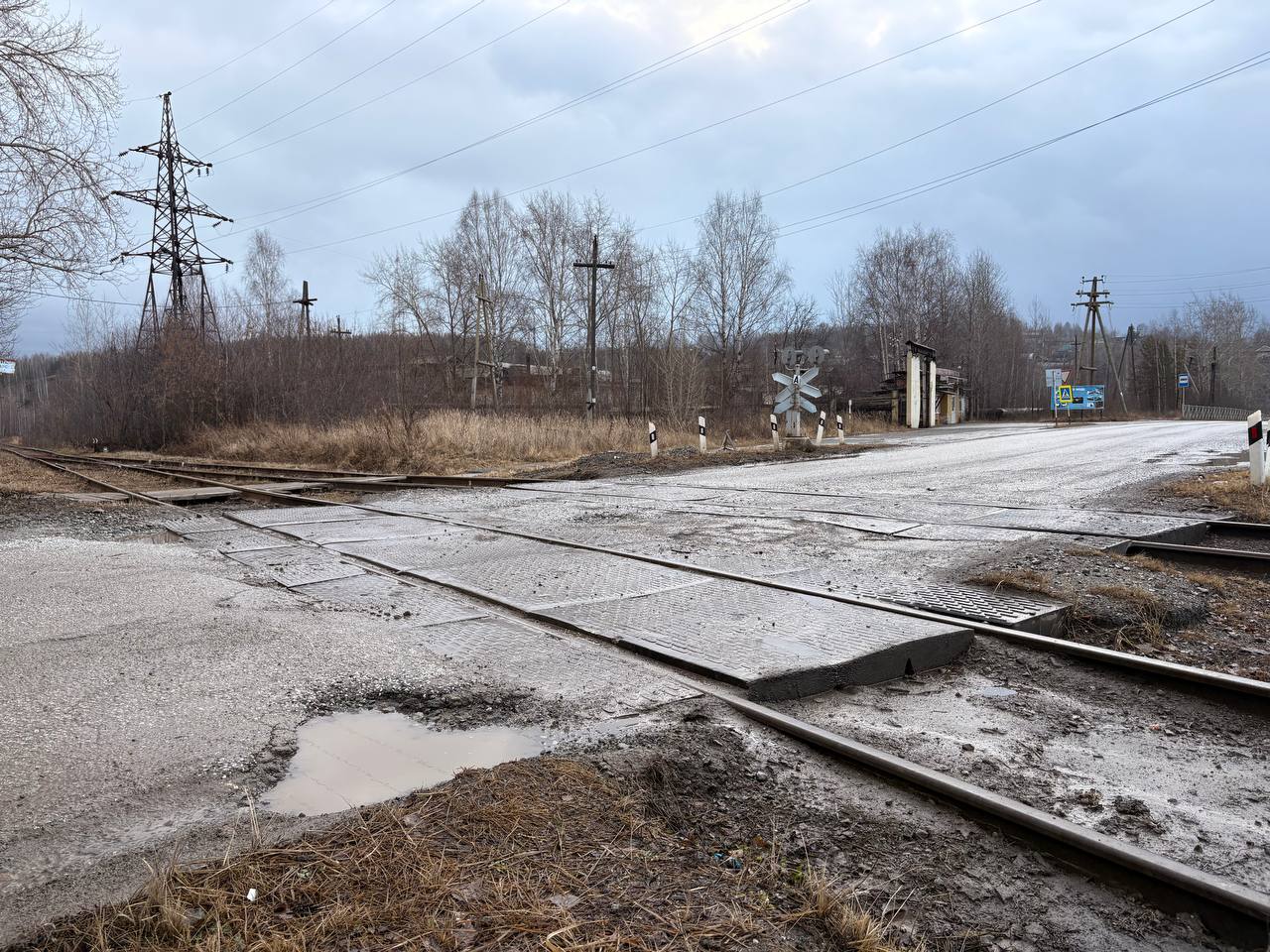 Горожане просят отремонтировать железнодорожный переезд у поворота к Кытлымской трассе