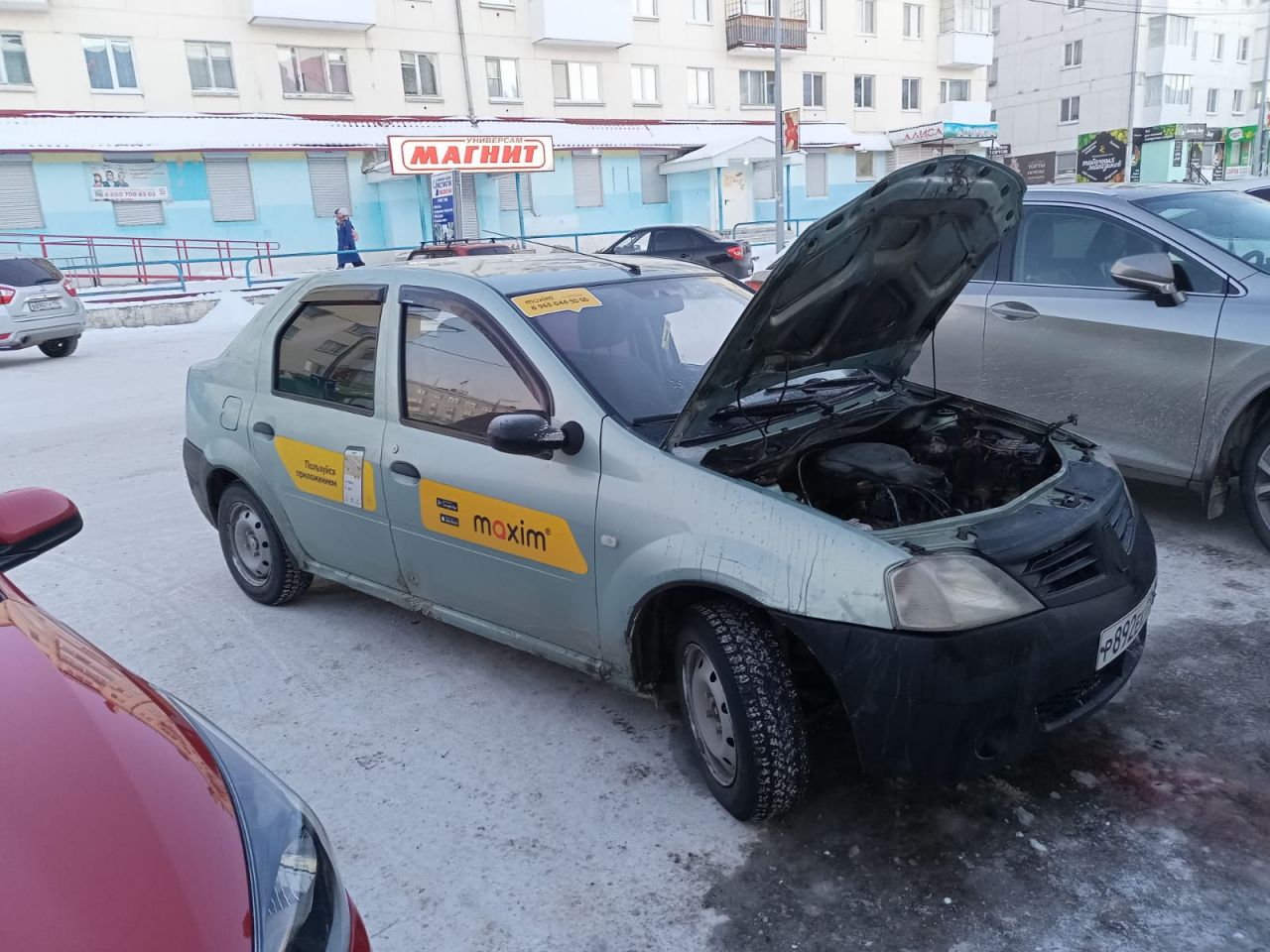 В центре Карпинска загорелся автомобиль. Пострадавших нет