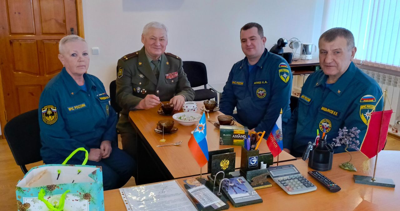 Ветеранов пожарной охраны Карпинска поздравили с профессиональным праздником