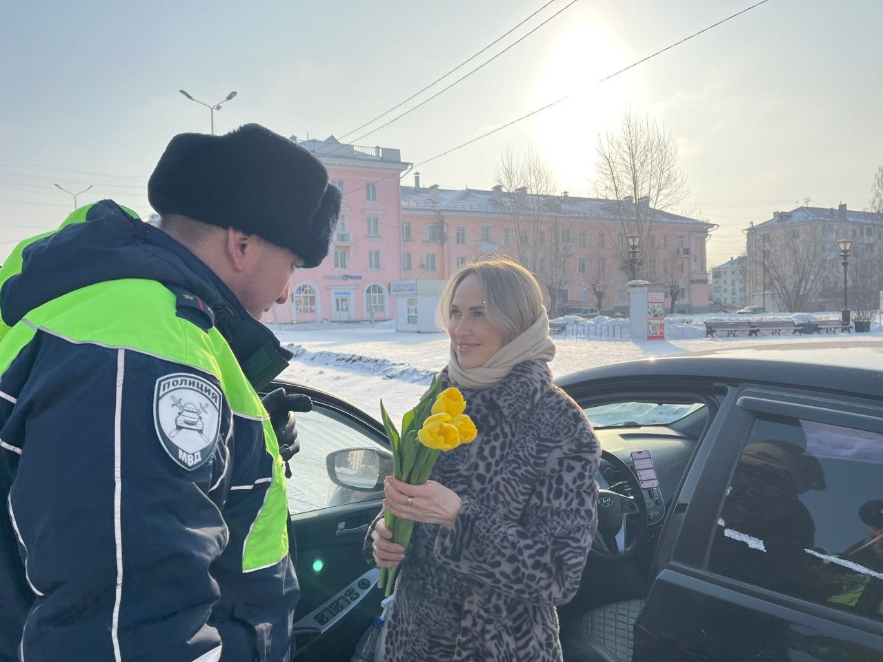 На 8 Марта сотрудники ГАИ раздали полсотни цветочных букетов