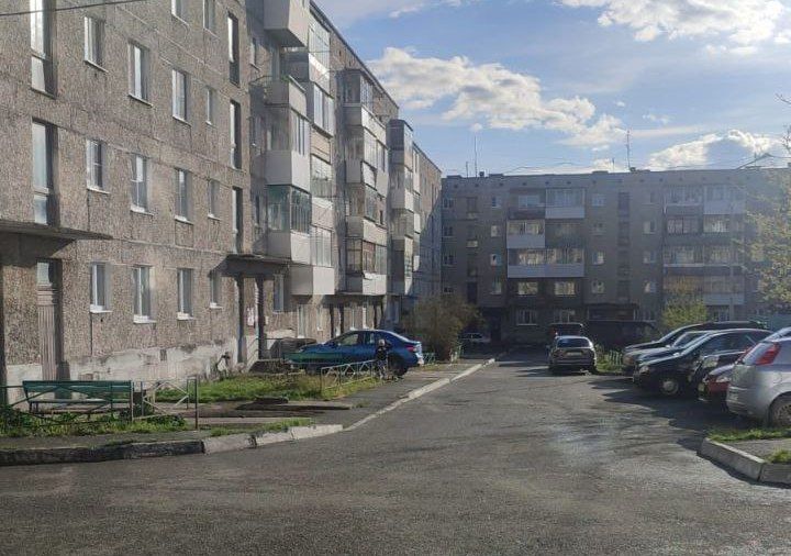 В Карпинске 5-летний ребенок упал со второго этажа и получил серьезные травмы