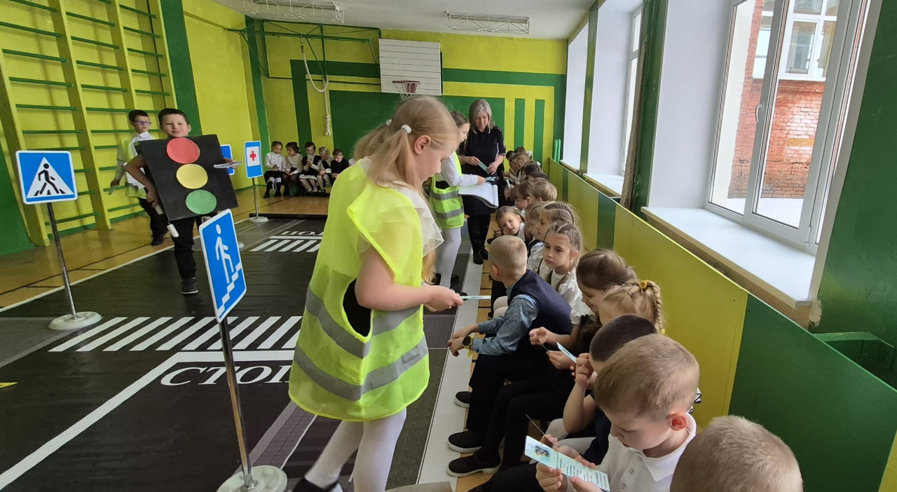 Сотрудники ГАИ посвятили в пешеходы первоклашек школы №2