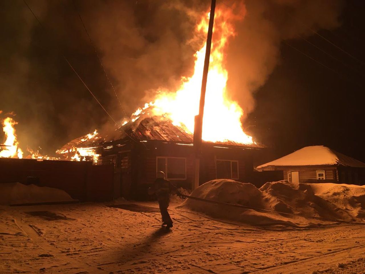 В Карпинске сгорел фамильный дом. Семья с ребенком осталась без крова