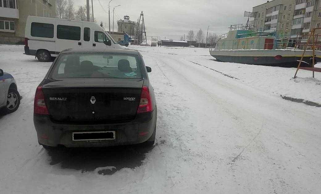 Сотрудники ГИБДД ищут водителя, который скрылся с места аварии