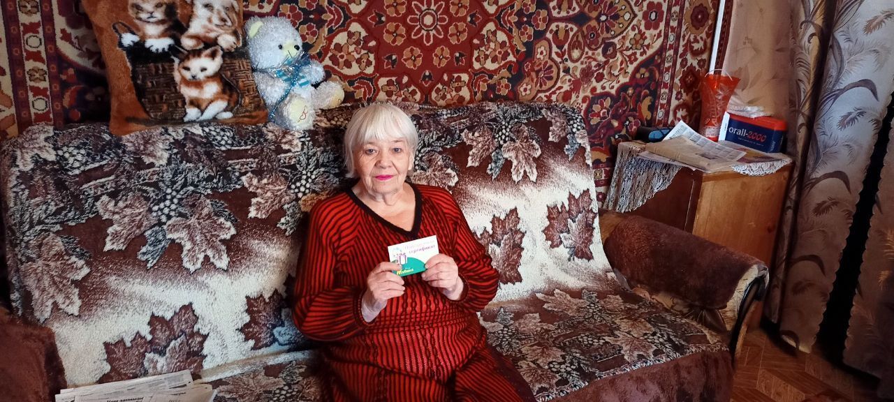 Карпинская пенсионерка поучаствовала в розыгрыше «Вечернего Карпинска» и выиграла сертификат в аптеку