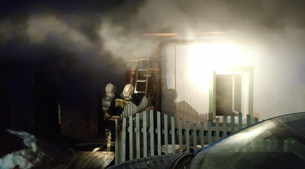 В Карпинске горел частный жилой дом. Основная версия - поджог