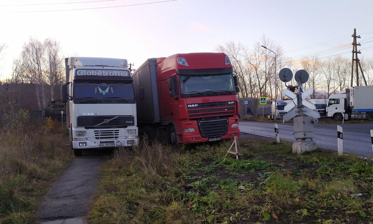 Жители Карпинска вновь жалуются на иностранных дальнобойщиков. На этот раз – паркуются на тротуаре