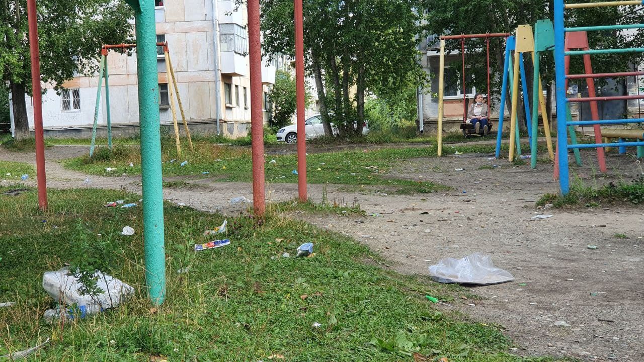 Возле каруселей и могил. Горожане возмущены мусором на детских площадках и на территории кладбища