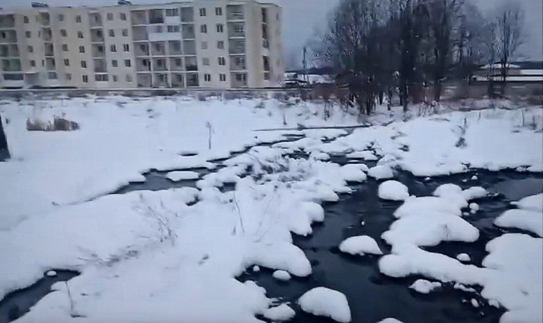 У новостроек по Серова опять изливается канализация