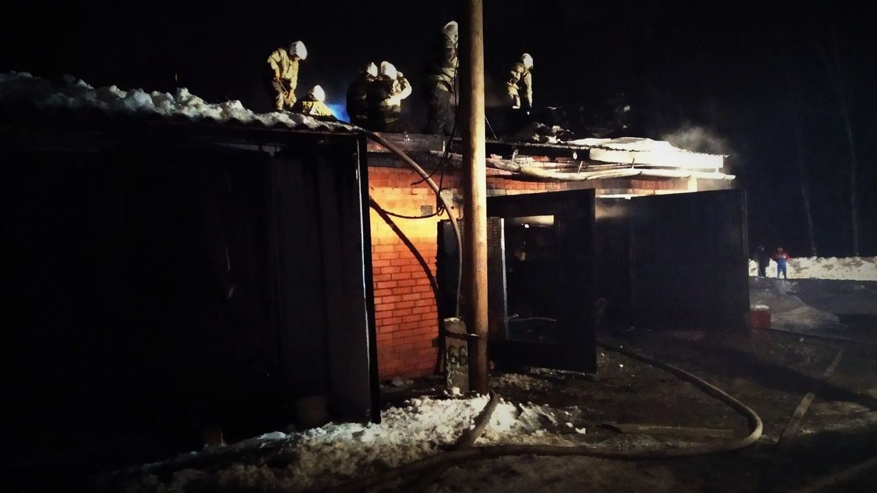 В Карпинске горели десять гаражей. На месте работали пожарные из трех городов