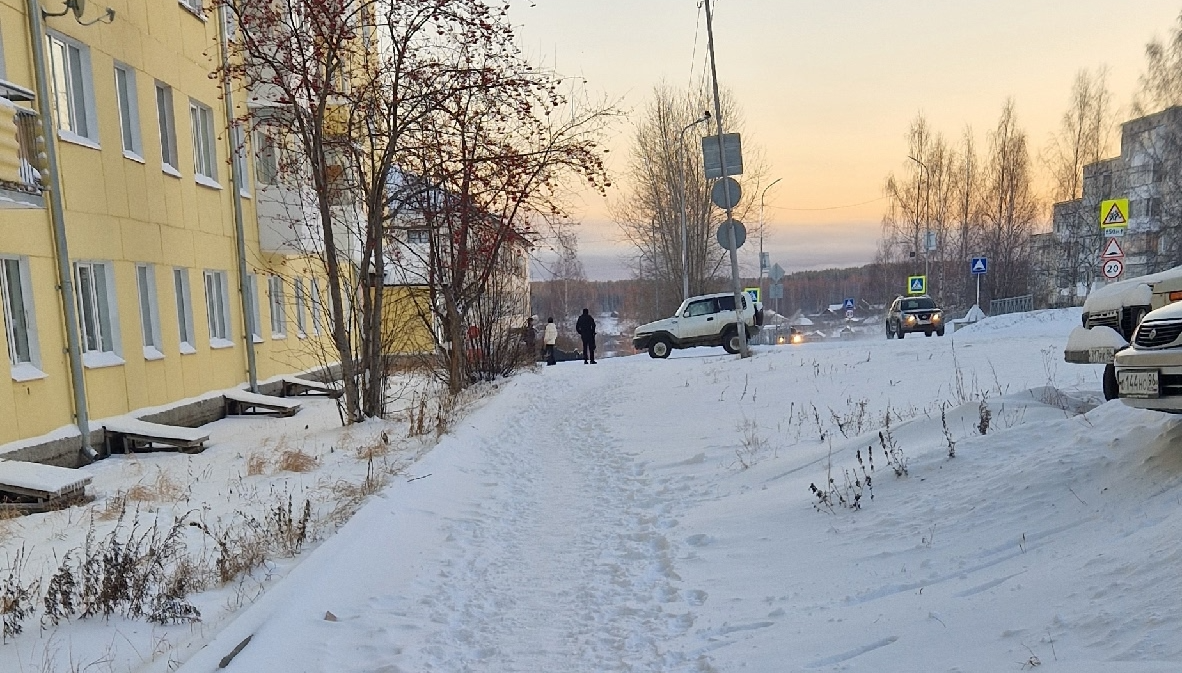 Пешеходы жалуются на нечищеные тротуары в южной части главной улицы Карпинска
