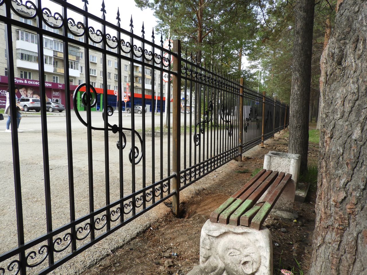 Комсомольский парк обносят двухметровым забором