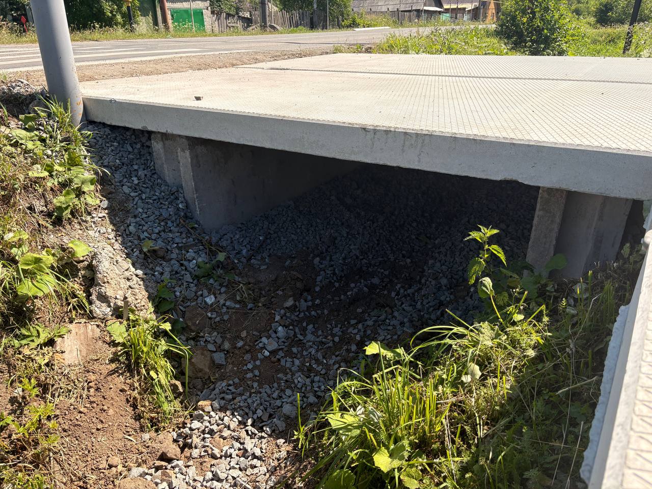 «Нам на лодках плавать?»: после ремонта тротуара по Суворова засыпали водоотводную канаву