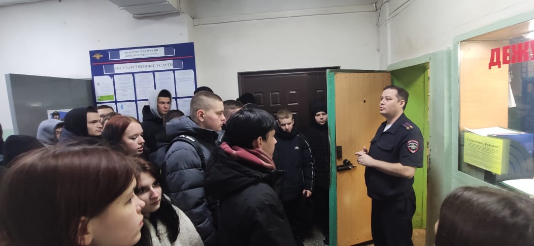 Студентам карпинского техникума показали, как работает наша полиция