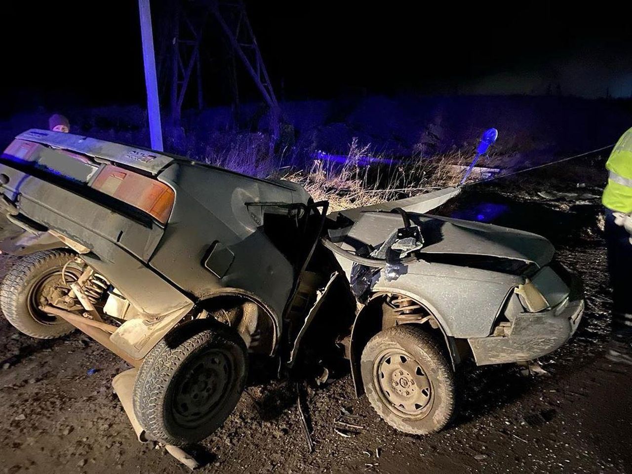 Возле Краснотурьинска в аварии погибли двое горожан. Водитель врезался в столб