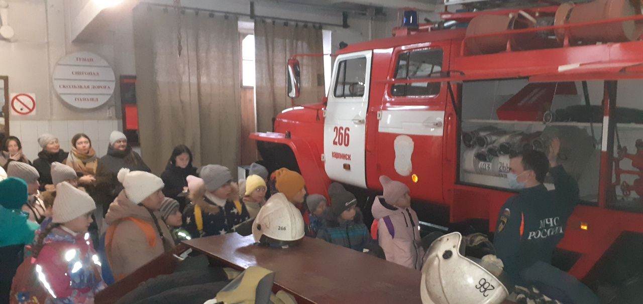 Карпинские пожарные провели экскурсию для подростков из ДООЦ
