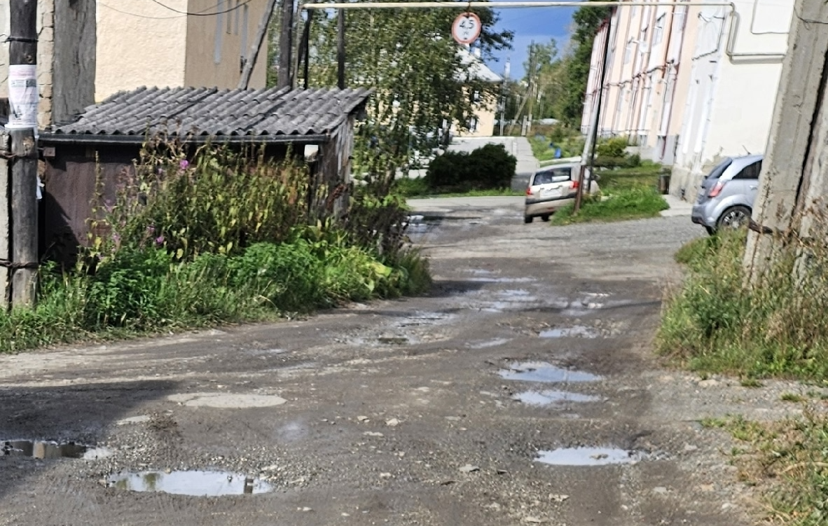 Жители двухэтажек на центральной улице города недовольны состоянием придомовых территорий