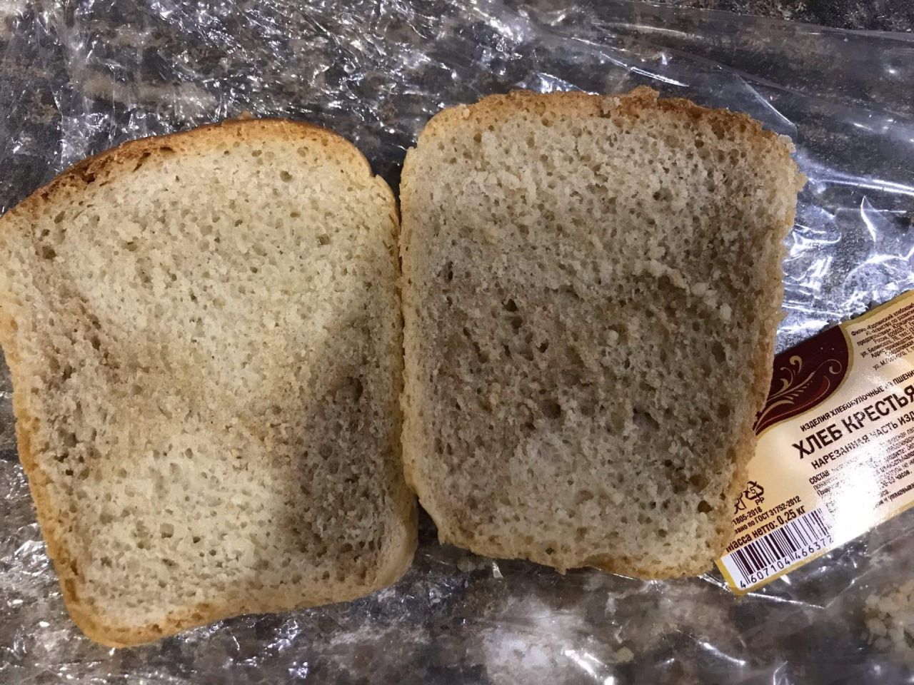 Карпинский хлебокомбинат объяснил, почему в хлебе иногда встречаются темные пятна 