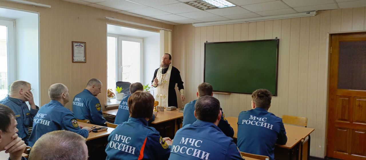 Отец Виктор провел с работниками ПСЧ беседу и окропил святой водой пожарную технику