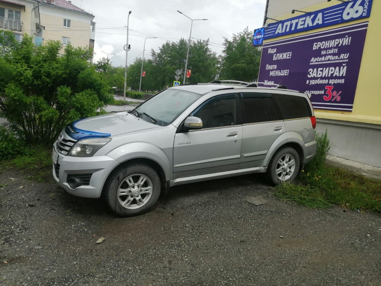 В Карпинске ищут водителя, который повредил китайский внедорожник и скрылся с места ДТП