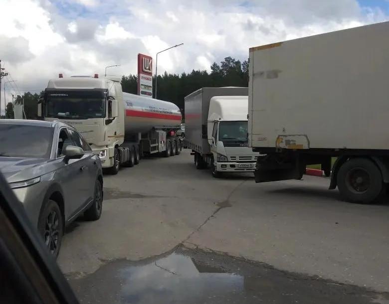 На карпинской АЗС – очередь из автомобилей. Введены ограничения на продажу топлива