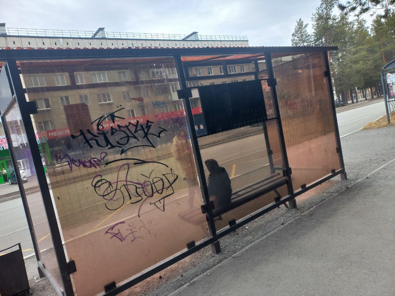 Рядом с парком отремонтировали остановку, которую летом прошлого года разбили вандалы