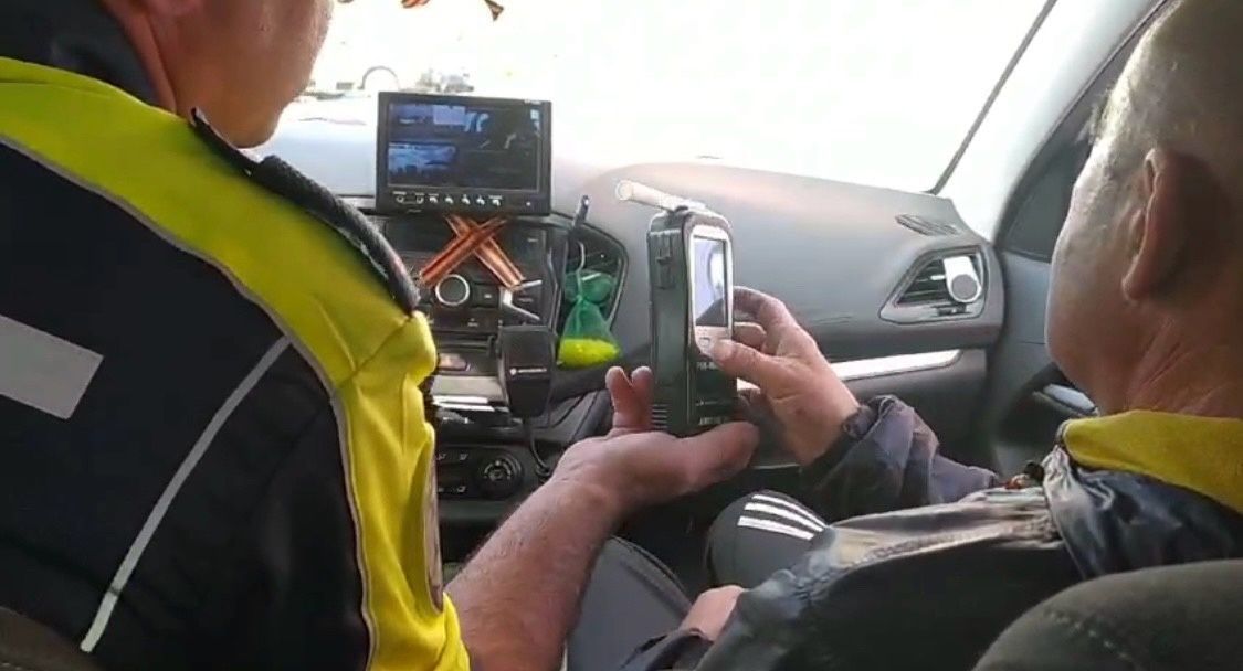 В Карпинске водитель «сотки» вышел в рейс будучи пьяным. Это увидели пассажиры и позвонили куда надо