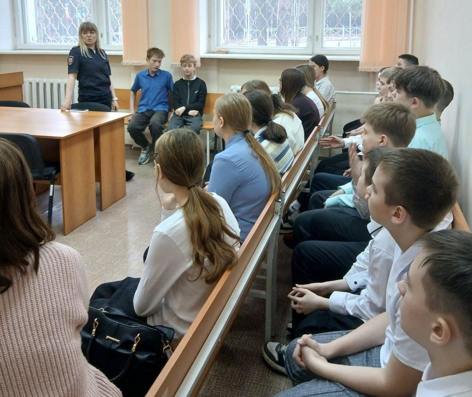 Карпинским школьникам рассказали о законах и ответственности в здании суда